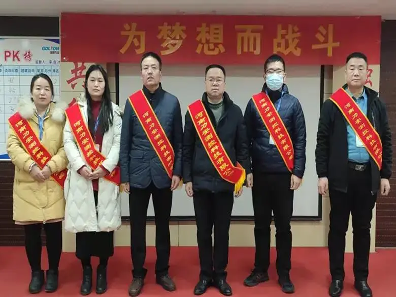 他們是一束光，為伊始照亮